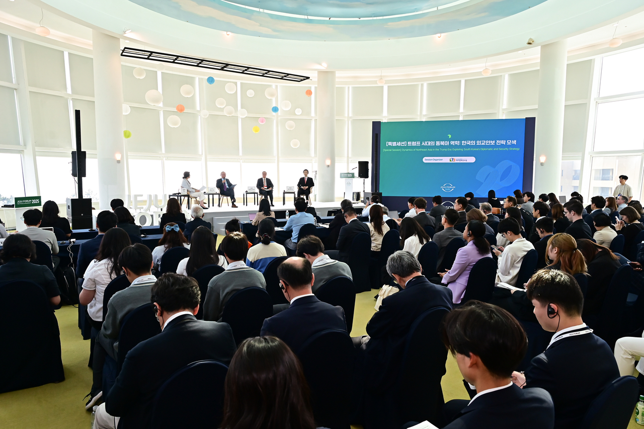 From left: Sohn Jie-ae, visiting professor at Ewha Womans University and moderator; and former South Korean foreign ministers Song Min-soon, Kim Sung-hwan, and Yun Byung-se, participate in a special session on “Dynamics of Northeast Asia in the Trump Era: Exploring South Korea's Diplomatic and Security Strategy” at the Jeju Forum on Thursday. (Jeju Forum)