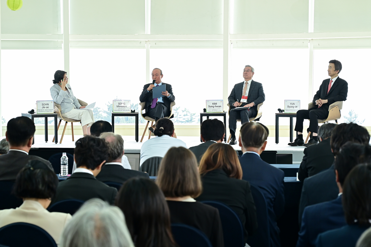 From left: Sohn Jie-ae, visiting professor at Ewha Womans University and moderator; and former South Korean foreign ministers Song Min-soon, Kim Sung-hwan, and Yun Byung-se, participate in a special session on “Dynamics of Northeast Asia in the Trump Era: Exploring South Korea's Diplomatic and Security Strategy” at the Jeju Forum on Thursday. (Jeju Forum)