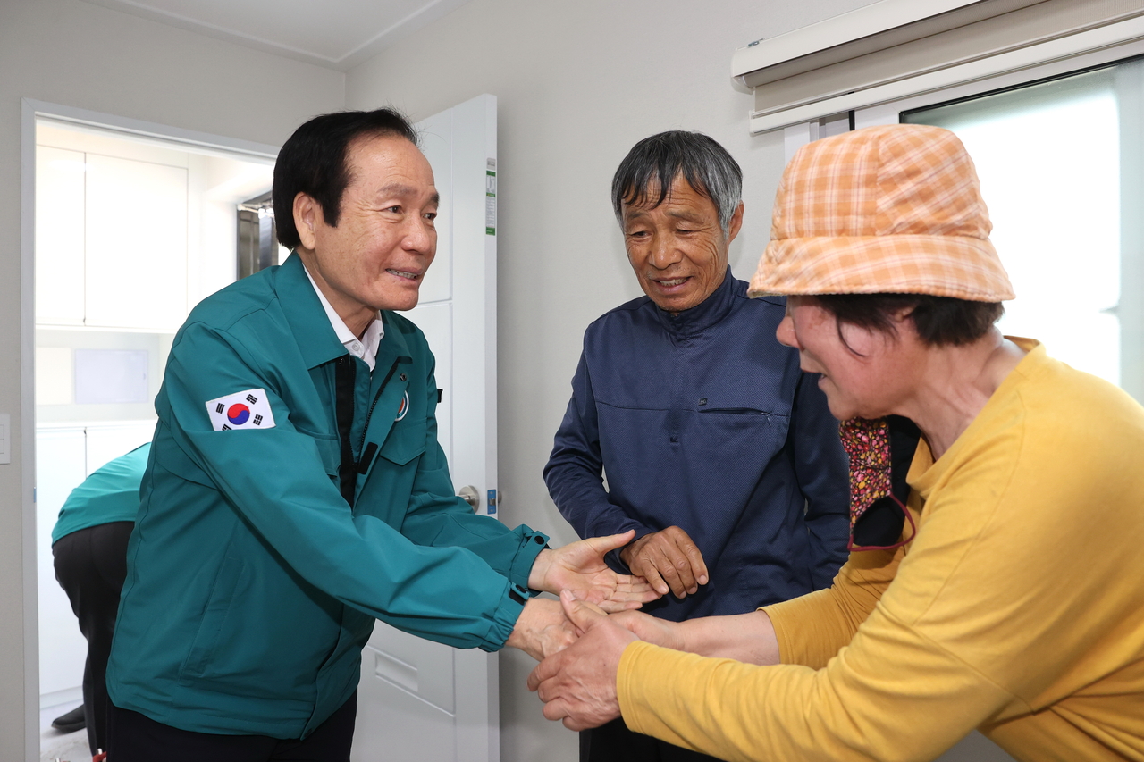 김주수 의성군수가 산불피해주민 임시주택을 방문해 위로하고 있다[의성군 제공]