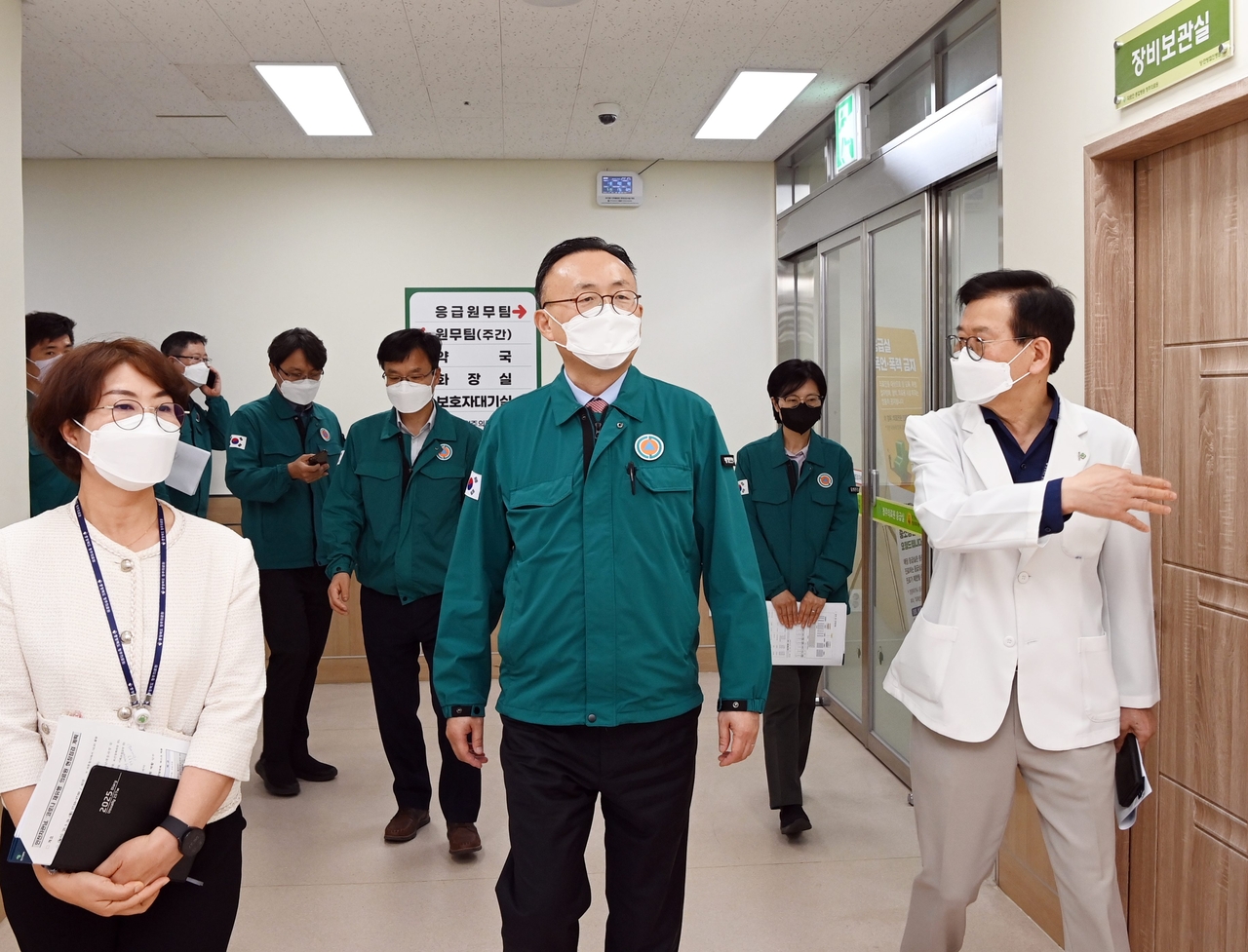 Head of the Central Disaster and Safety Countermeasures Headquarters, Lee Han-kyung, visits a clinic in Cheongju, North Chungcheong Province, and inspects hospital beds on Monday. (Yonhap)