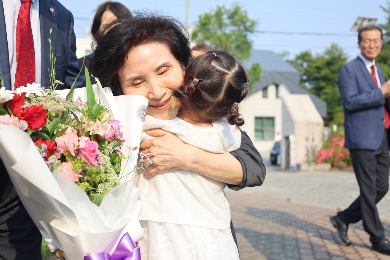 국민의힘 김문수 대선 후보 부인 토르가즘 토토사이트 여사가 27일 전라남도 순천시 순천여고를 방문해 한 어린이를 안아주고 있다. 2025.5.27 [국민의힘 제공]