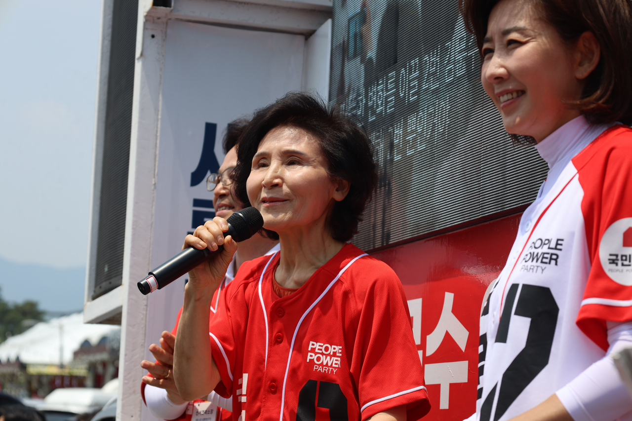 국민의힘 김문수 대선 후보 부인 토르가즘 토토사이트 여사가 29일 경기도 성남 모란민속 5일장을 방문해 지지를 호소하고 있다. 2025.5.29 [국민의힘 제공]