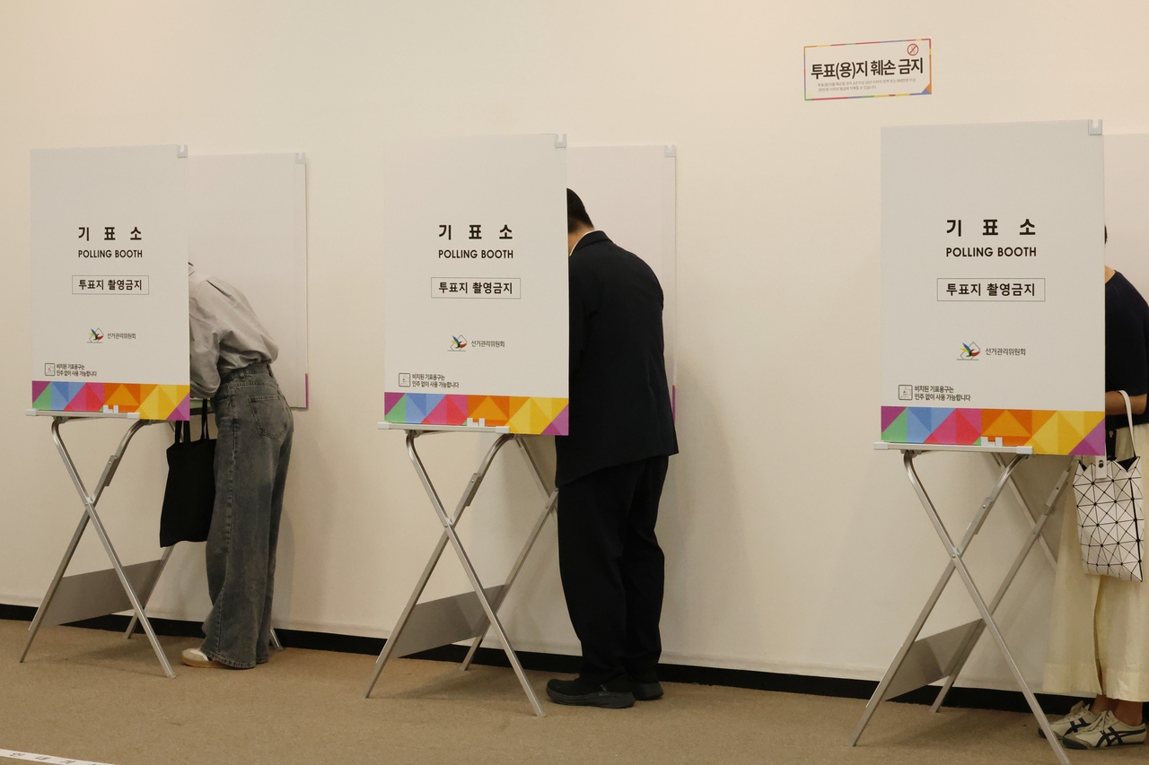Voting is underway at a polling station at Daejeon City Hall on Friday. (Yonhap)