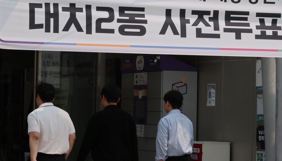 이게 가능하다고? 오전엔 남편 신분증, 오후엔 본인 신분증 투표 2번한 선거사무원 적발[세상&]