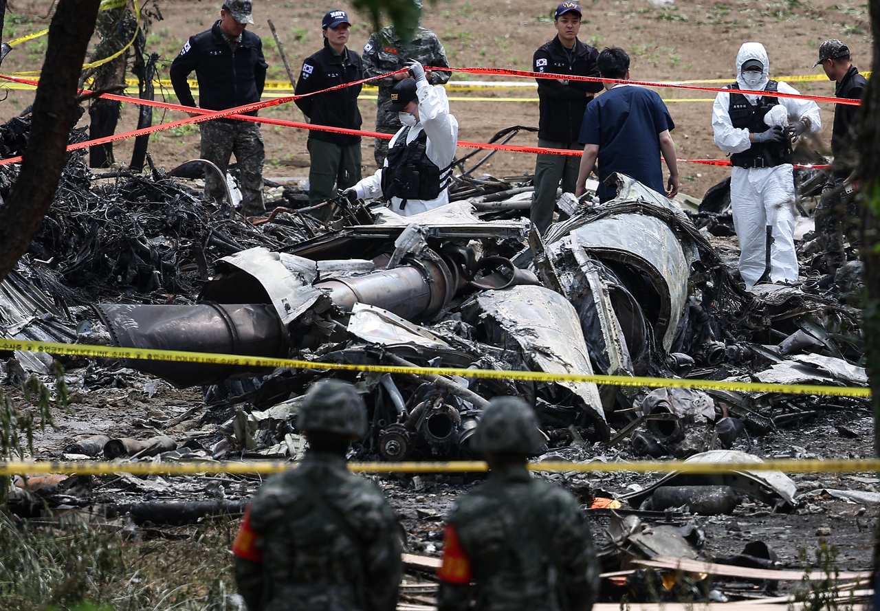 Navy personnel conduct an on-site inspection at the crash site of a naval patrol aircraft in Donghae-myeon, Pohang, North Gyeongsang Province on Friday. (Yonhap)