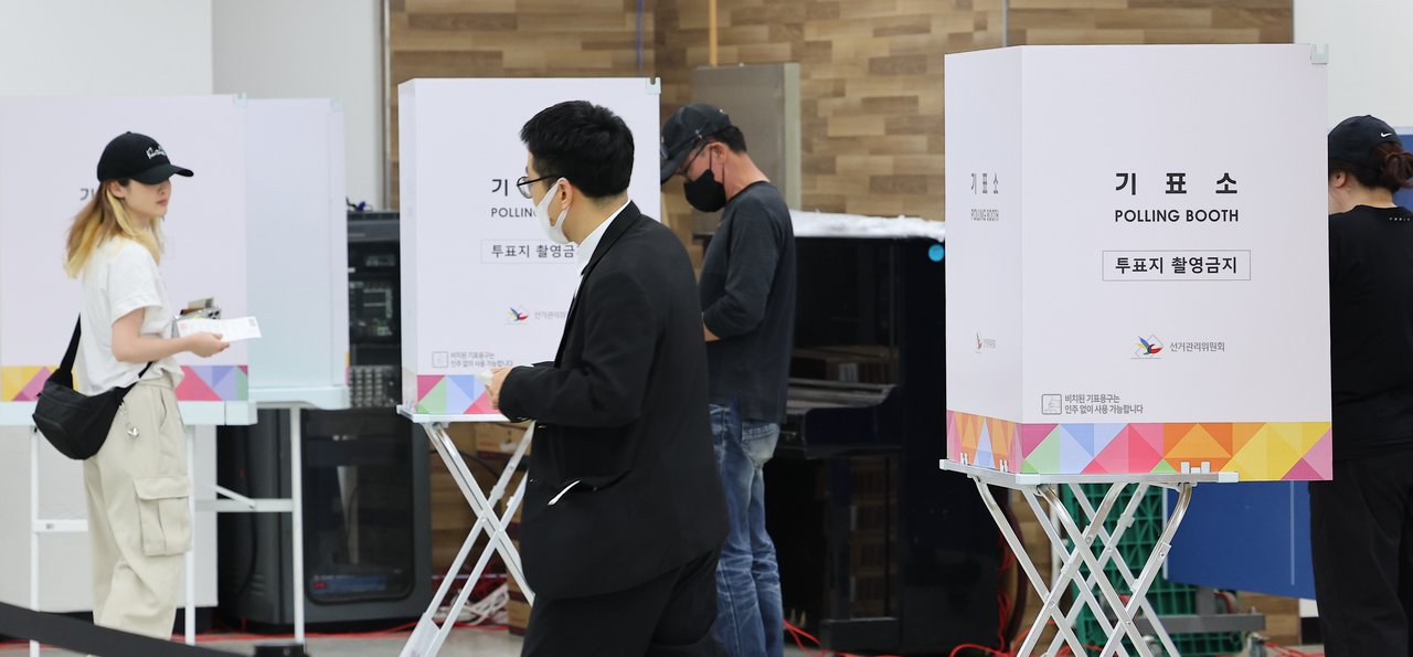 Voters fill out ballots to cast early votes at a polling station in Incheon, on Friday, the second and last day of early voting for the June 3 presidential election. (Yonhap)