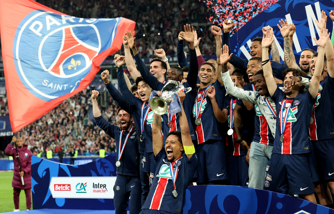 챔피언스리그 토토사이트 레드룸에 오른 프랑스 프로축구 클럽 파리생제르맹(PSG)이 지난 24일(현지시간) 생드니 스타드 드 프랑스 경기장에서 열린 쿠페 드 프랑스 대회에서 우승한 뒤 환호하고 있다. [로이터]