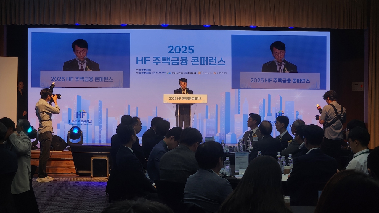 김경환 한국토토사이트 메인 디자인금융공사 사장이 지난 30일 서울 중구 은행회관에서 열린 ‘2025HF토토사이트 메인 디자인금융 콘퍼런스’에서 개회사를 발표하고 있다. [정호원 기자]