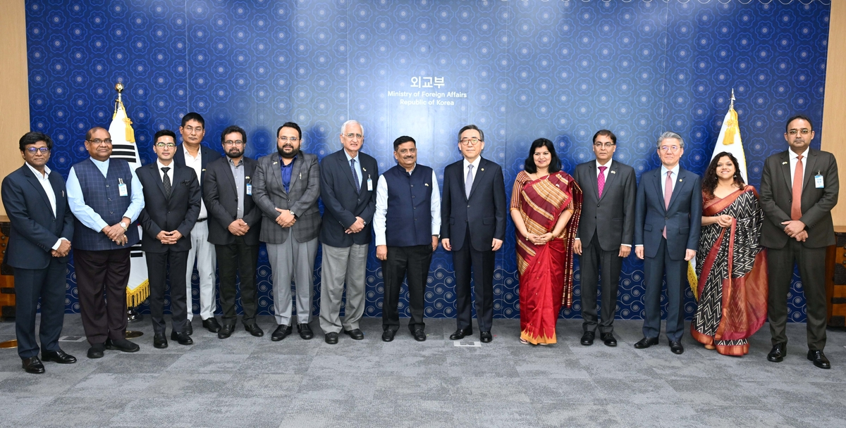 An all-party Indian parliamentary delegation led by Sanjay Kumar Jha (seventh from right) poses for a group photo with South Korean Foreign Minister Cho Tae-yul (sixth from right) in Seoul on Monday. (Foreign Ministry)
