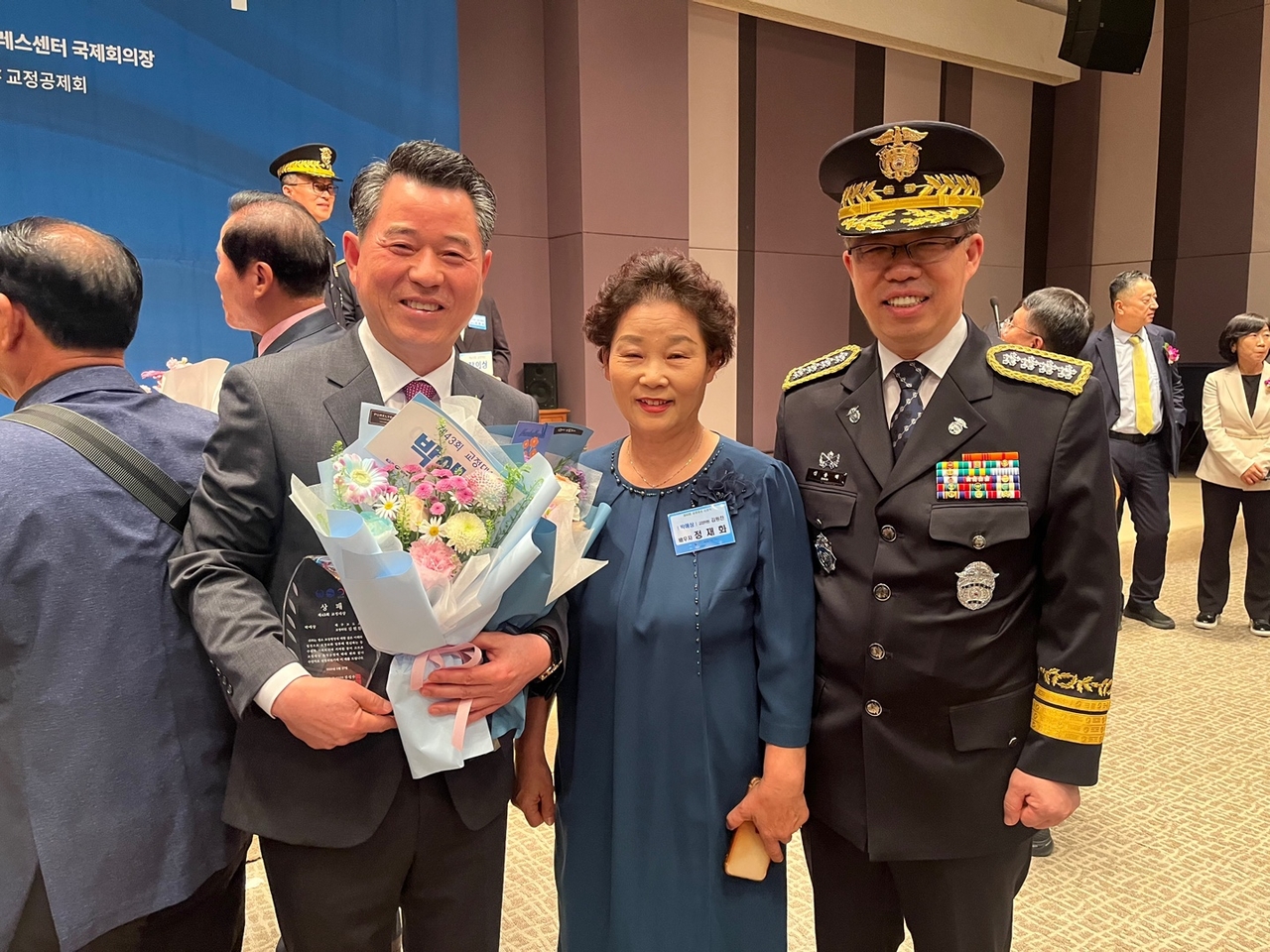 계명문화대 국제협력기술선교과 졸업생인 김원찬(왼쪽)씨가 제43회 교정대상 시상식에서 박애상을 수상했다.[계명문화대 제공]