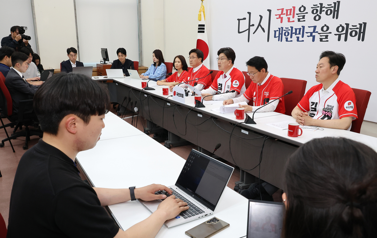 권성동(오른쪽 세번째) 토토사이트 대도시 공동선거대책위원장은 지난 29일 국회에서 기자간담회를 열고 이재명 더불어민주당 대선후보가 경기지사 시절 경기 시흥시 거북섬 소재 인공서핑장인 ‘웨이브파크’를 조성한 것을 두고 상가 공실 피해 등을 지적했다. [연합]