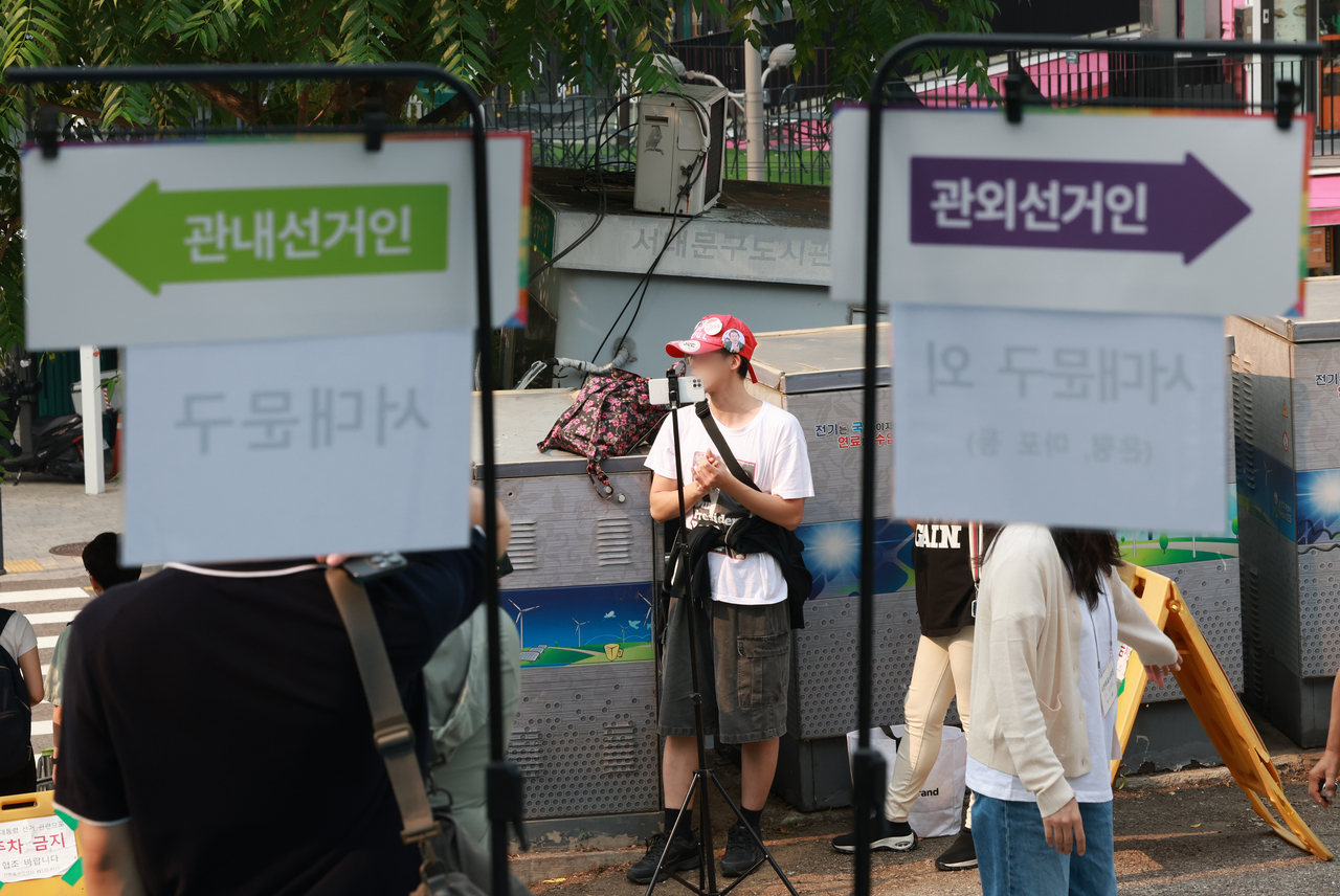 21대 대통령 선거 사전투표 둘째날인 30일 서울 서대문구 구 신촌동주민센터에 마련된 신촌동사전토토사이트 확인에서 부정선거를 주장하는 시민들이 스마트폰으로 영상을 촬영하고 있다. 전날 이 토토사이트 확인에서 투표용지가 외부로 반출되는 일이 발생해 중앙선거관리위원회가 관리부실 책임을 인정하며 대국민 사과문을 발표한 바 있다. [연합]