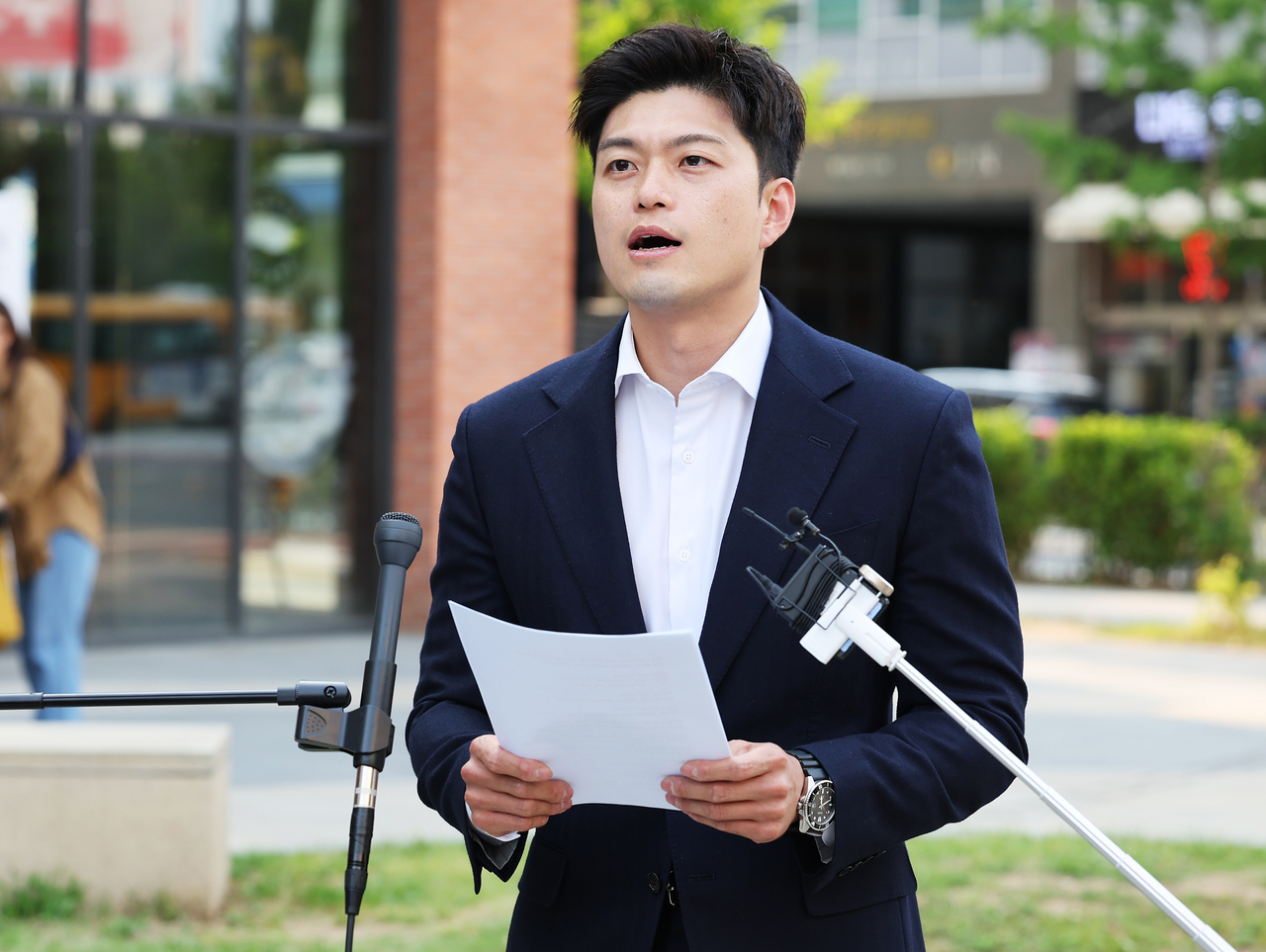 김용태 on game 토토사이트 비상대책위원장이 지난 30일 경기도 화성시 동탄역 인근에서 사전투표 관련 기자회견을 하고 있다. [연합]