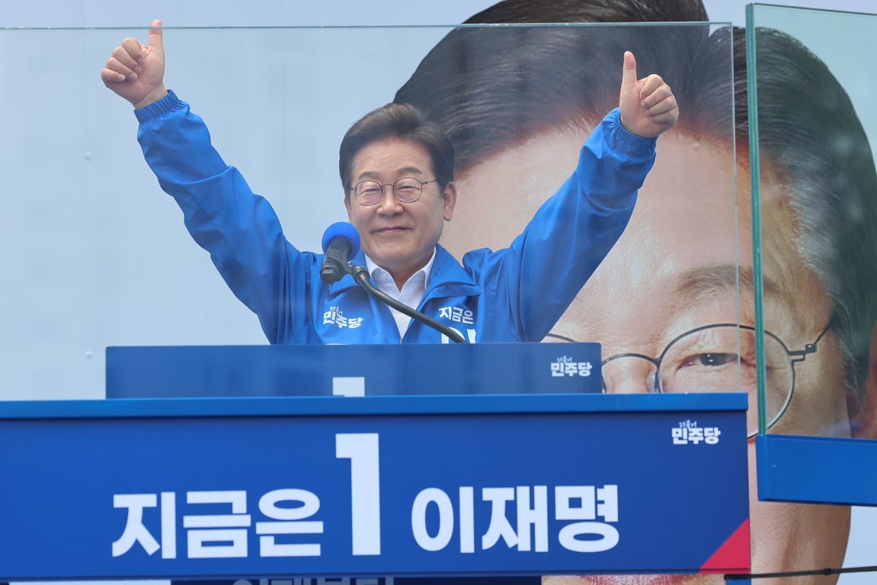 토토사이트 은행 조회서 더불어민주당 대선 후보가 31일 경기 평택시 배다리생태공원에서 열린 평택·오산·안성시 유세에서 시민들에게 지지를 호소하고 있다. [연합]