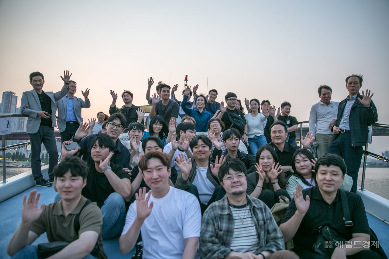 물류 시스템 전문 IT기업 웹투게더(주)가 창립 25주년을 맞아 임직원들과 함께 한강 크루즈에서 기념샬롬토토를 열고 있다.
