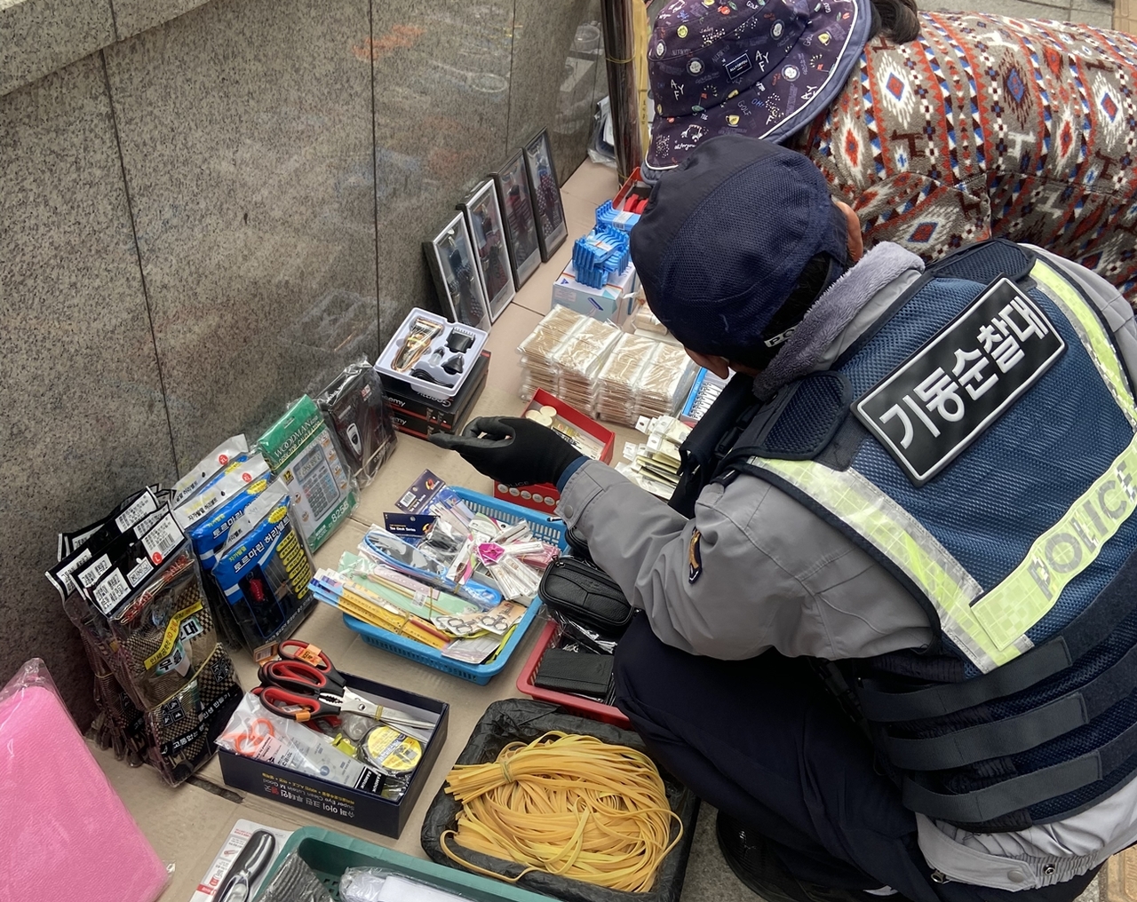 지난 3월 종로3가역 일대에서 토토사이트 썸 기동순찰대원이 노점상인과 대화하고 있다. 칼이나 가위 같은 날카로운 물건을 판매하는 상인은 일시적으로 이동해서 영업하도록 요청했다. [서울토토사이트 썸청 제공]