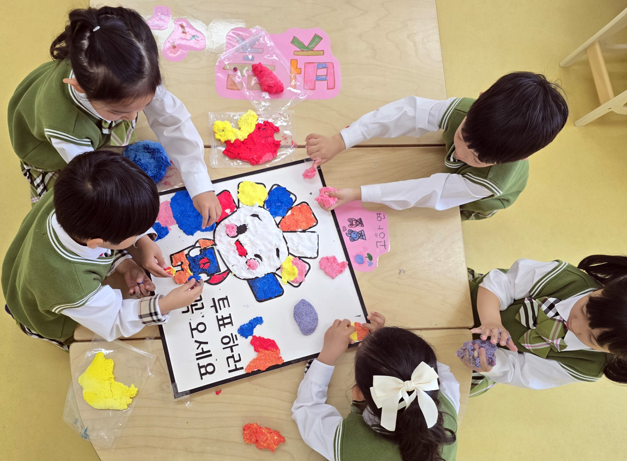 Children at a day care center in North Chungcheong Province partake in a campaign to encourage voting at the June 3 presidential election, in this photo provided by the regional election committee on May 14. (Yonhap)