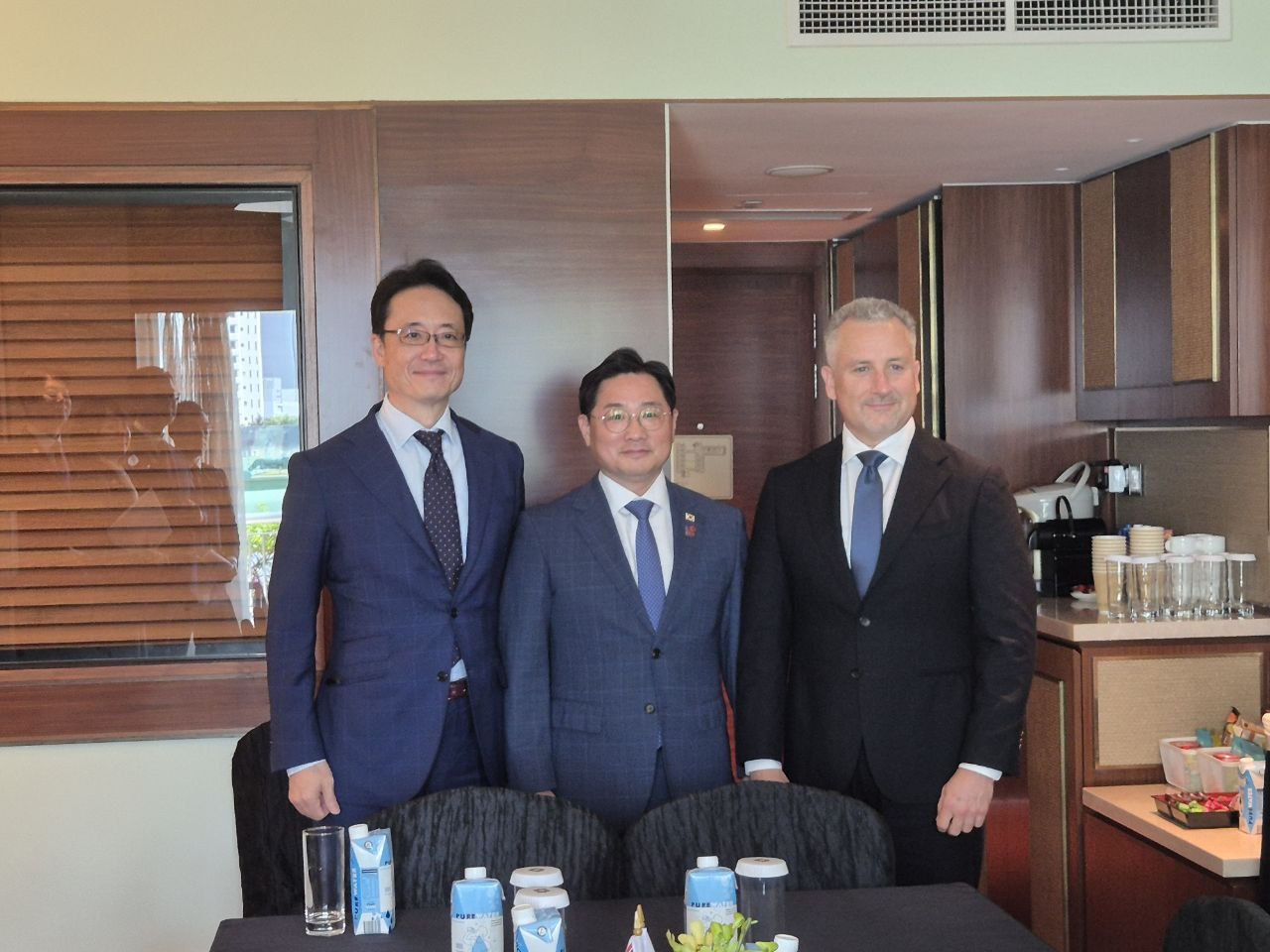 Deputy defense minister for policy Cho Chang-rae (center) and his Japanese and Australian counterparts; Taro Yamato (left), director general for defense policy, and Hugh Jeffrey, deputy secretary of strategy, policy and industry, pose for a photo during their three-way talks held on the sidelines of the Shangri-La Dialogue in Singapore on Sunday in this photo provided by Seoul's defense ministry. (Yonhap)