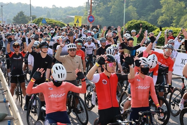 지난달 31일 ‘2025 예천 저수령 그란폰도’ 대회에 참가한 전국 각지의 자전거 동호인들이 출발신호와 함께 힘찬 레이스에 들어갔다 [예천군 제공]