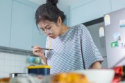 “라면 자주 먹으면 큰일?” 아무도 몰랐다…‘뇌종양’ 더 악화시켜