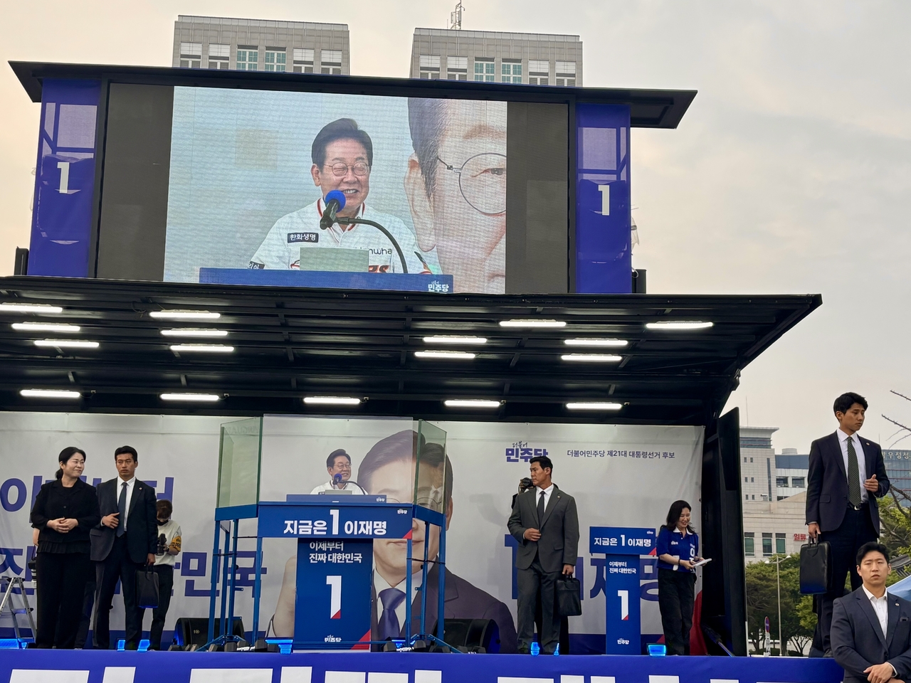 Democratic Party of Korea presidential candidate Rep. Lee Jae-myung is surrounded by a wall of bulletproof glass as he speaks at a campaign rally Saturday in Daejeon. Kim Arin/The Korea Herald