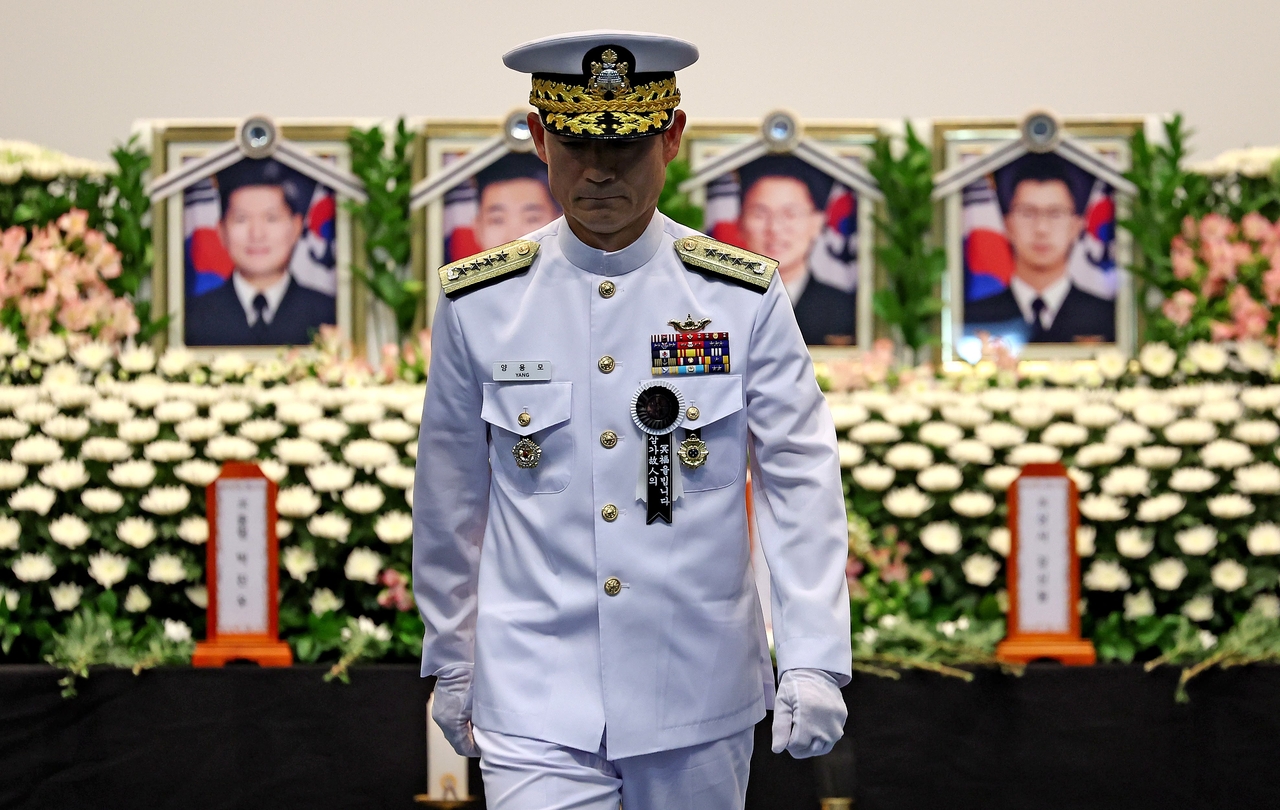 Adm. Yang Yong-mo, chief of staff of the South Korean Navy, leaves the altar after paying tribute during Sunday’s memorial service in Pohang, North Gyeongsang Province, for four officers killed in Thursday's P-3CK crash. (Yonhap)