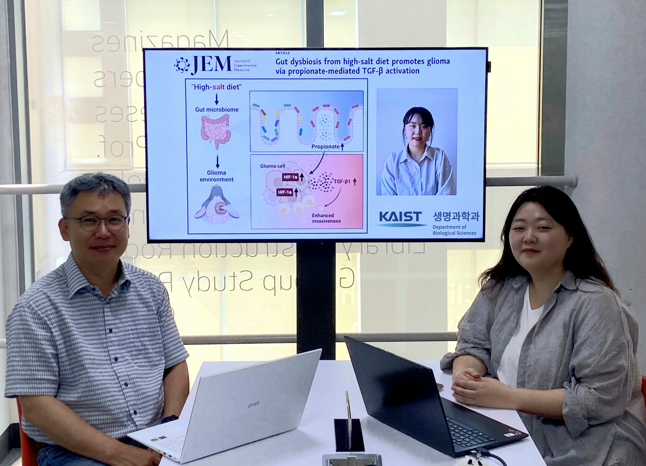 이번 연구를 수행한 이흥규(왼쪽) 교수와 김현진 박사.[KAIST 제공]