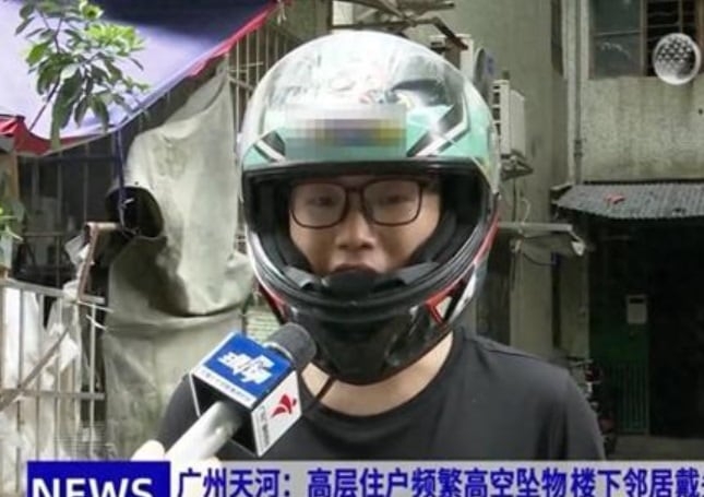 스포츠토토사이트 때문에 헬멧을 쓰고 외출하는 현지 주민. [엘리펀트 뉴스]