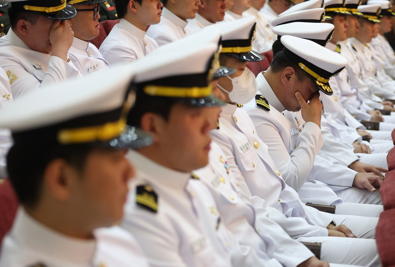 South Korean Navy personnel wipe away tears during Sunday’s memorial service in Pohang, North Gyeongsang Province, for four officers killed in Thursday's P-3CK patrol aircraft crash. (Yonhap)
