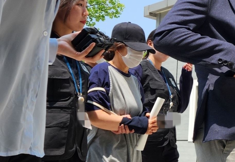 사전머스트잇 토토 첫날, 배우자 명의로 대리머스트잇 토토 한 선거사무원 A씨. [연합]
