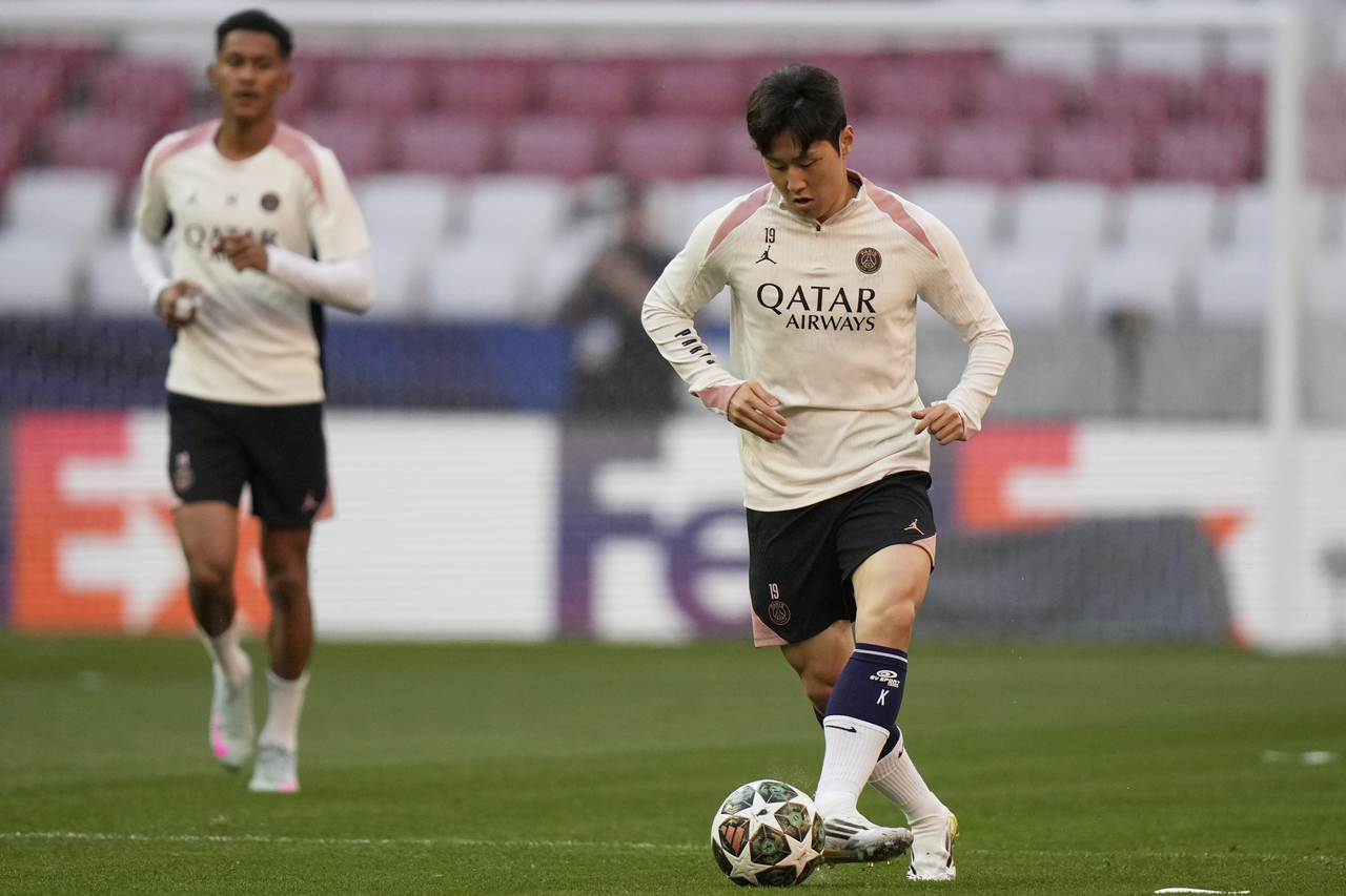 PSG's Lee Kang-in passes the ball during a training session ahead of the Champions League final soccer match between Paris Saint-Germain and Inter Milan at the Allianz Arena in Munich, Germany, on Friday. (AP-Yonhap)