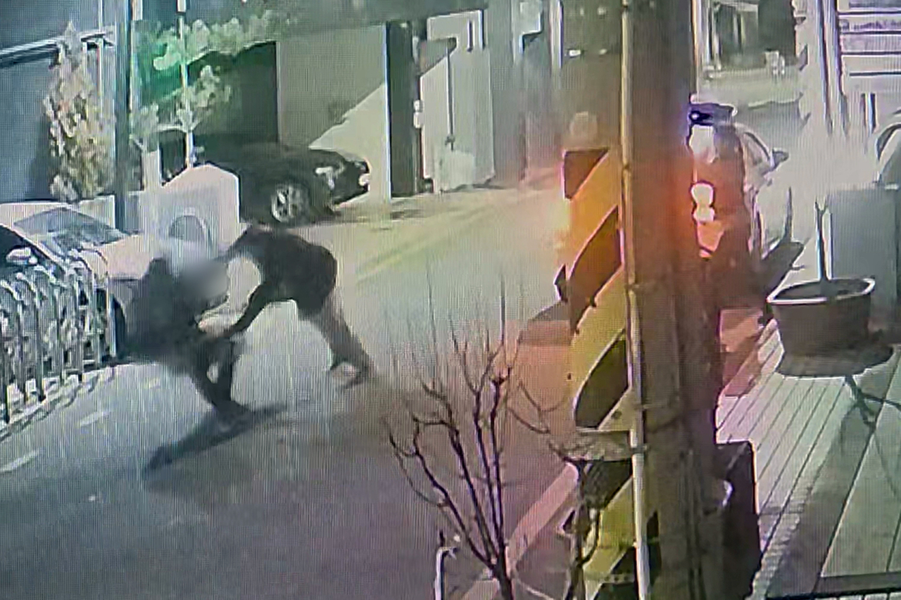 지난 2월  오전 3시 10분께 광주 동구 금남로 한 골목에서 A 토토사이트 썸관이 50대 남성 B씨가 휘두른 흉기에 찔려 쓰러지고 있다. A 토토사이트 썸관은 B씨를 제압하는 과정에서 총기를 사용했고, 실탄에 맞은 B씨는 대학병원으로 이송됐으나 오전 4시께 사망했다. [연합]