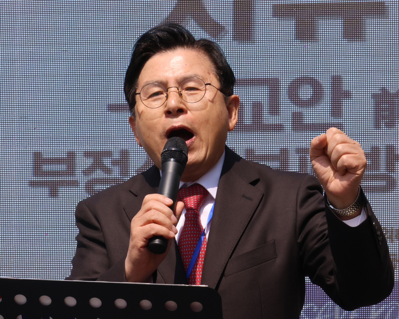 황교안 전 국무총리가 지난 3월 청주 충북도청 앞에서 열린 보수 기독교 단체 세이브코리아의 ‘국가비상기도회’에 참석해 발언하고 있다. [연합]