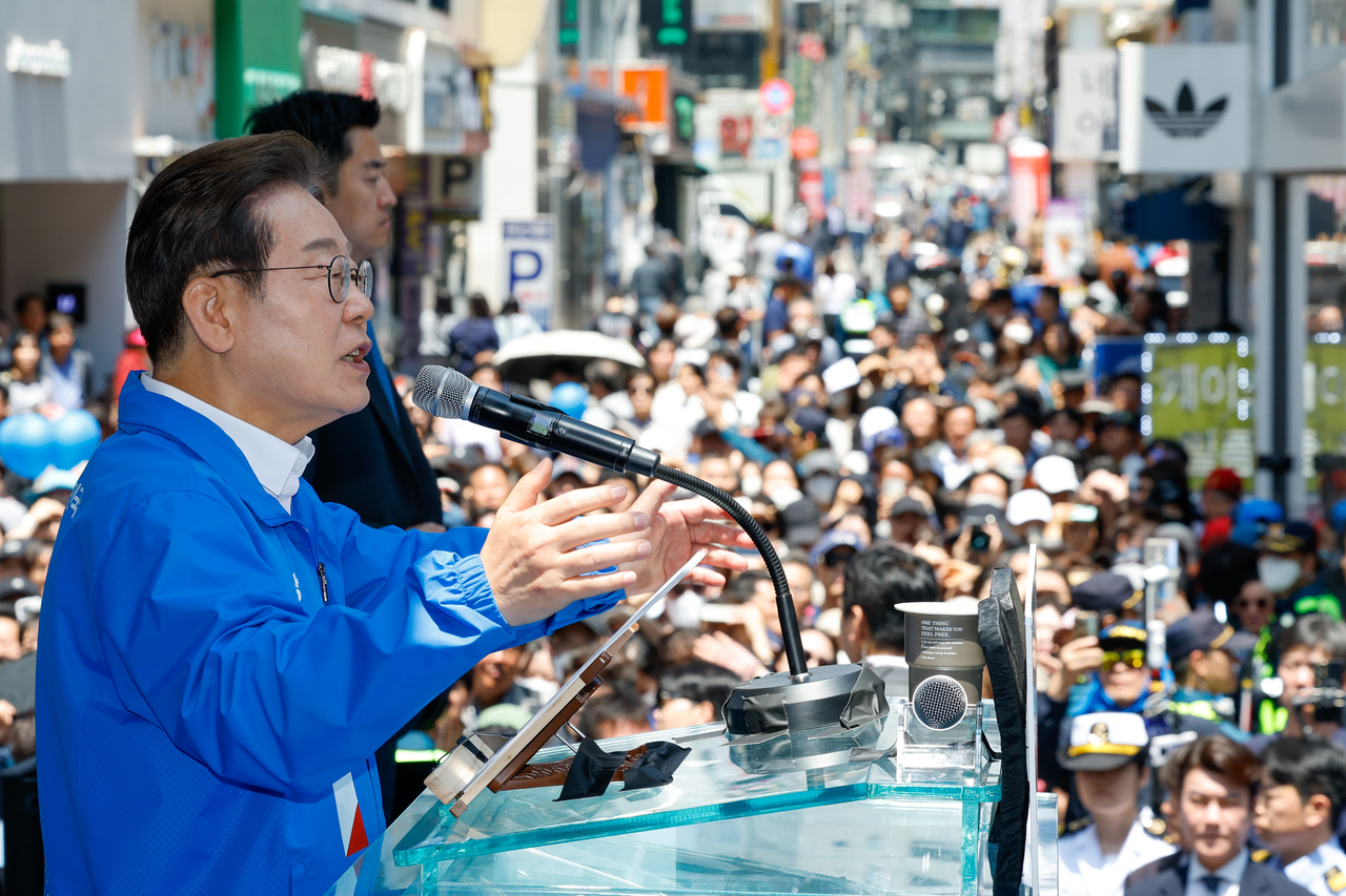 이재명 더불어민주당 대선 후보가 지난달 14일 부산 부산진구 서면 젊음의 거리에서 열린 유세에서 지지를 호소하고 있다. 2025.5.14 [공동취재][연합]