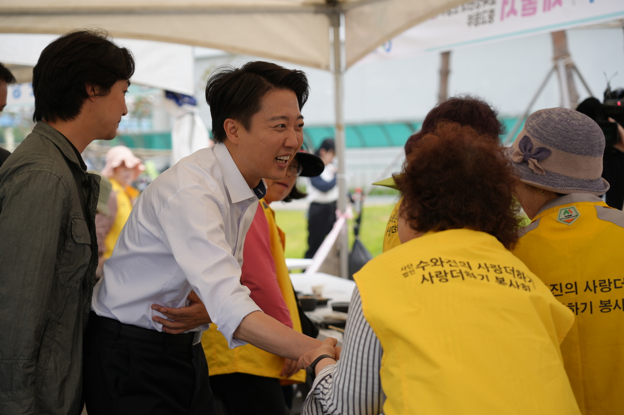 이준석 개혁신당 토토사이트 순수익후보가 지난달 31일 인천 중구 월미도에서 유권자를 만나며 지지를 호소하고 있다. [개혁신당 제공]