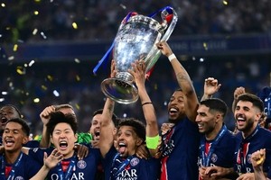 PSG, 창단 55년 만에 UCL 첫 우승…‘벤치’ 이강인, 박지성 이후 17년 만에 빅이어 품었다
