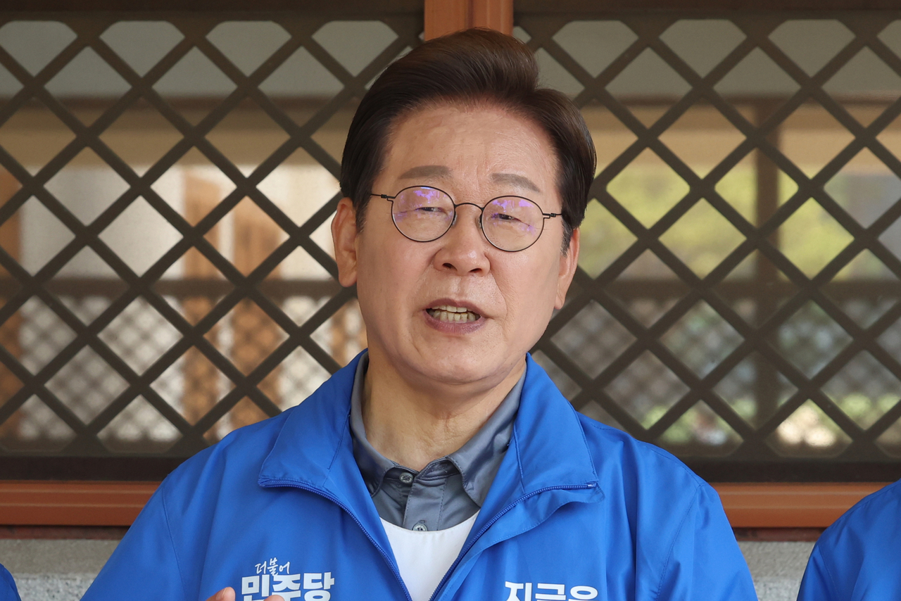 이재명 더불어민주당 대선 후보가 선거를 이틀 앞두고 ‘험지 공략’에 나선 1일 고향인 경북 안동시의 웅부공원에서 열린 유세를 마친 뒤 취재진의 질문에 답하고 프리미어토토. [연합]