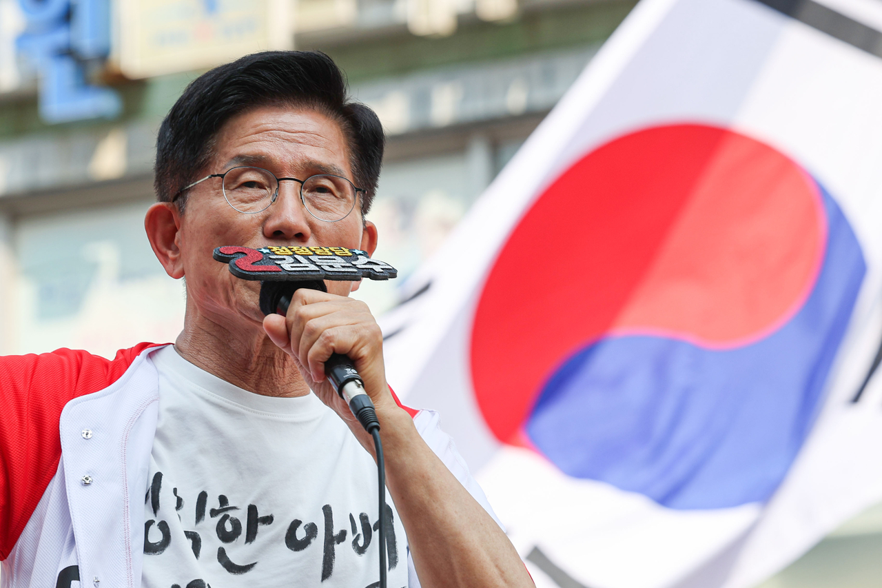 국민의힘 김문수 대선 후보가 1일 경기도 의정부시 태조이성계상 앞에서 열린 유세에서 지지를 호소하고 있다. <연합>