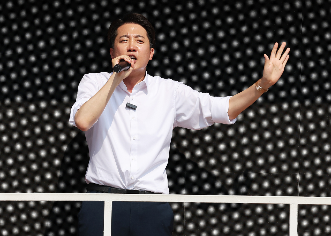 개혁신당 이준석 대선 후보가 1일 경기도 화성시 동탄호수공원에서 지지를 호소하고 있다. <연합>