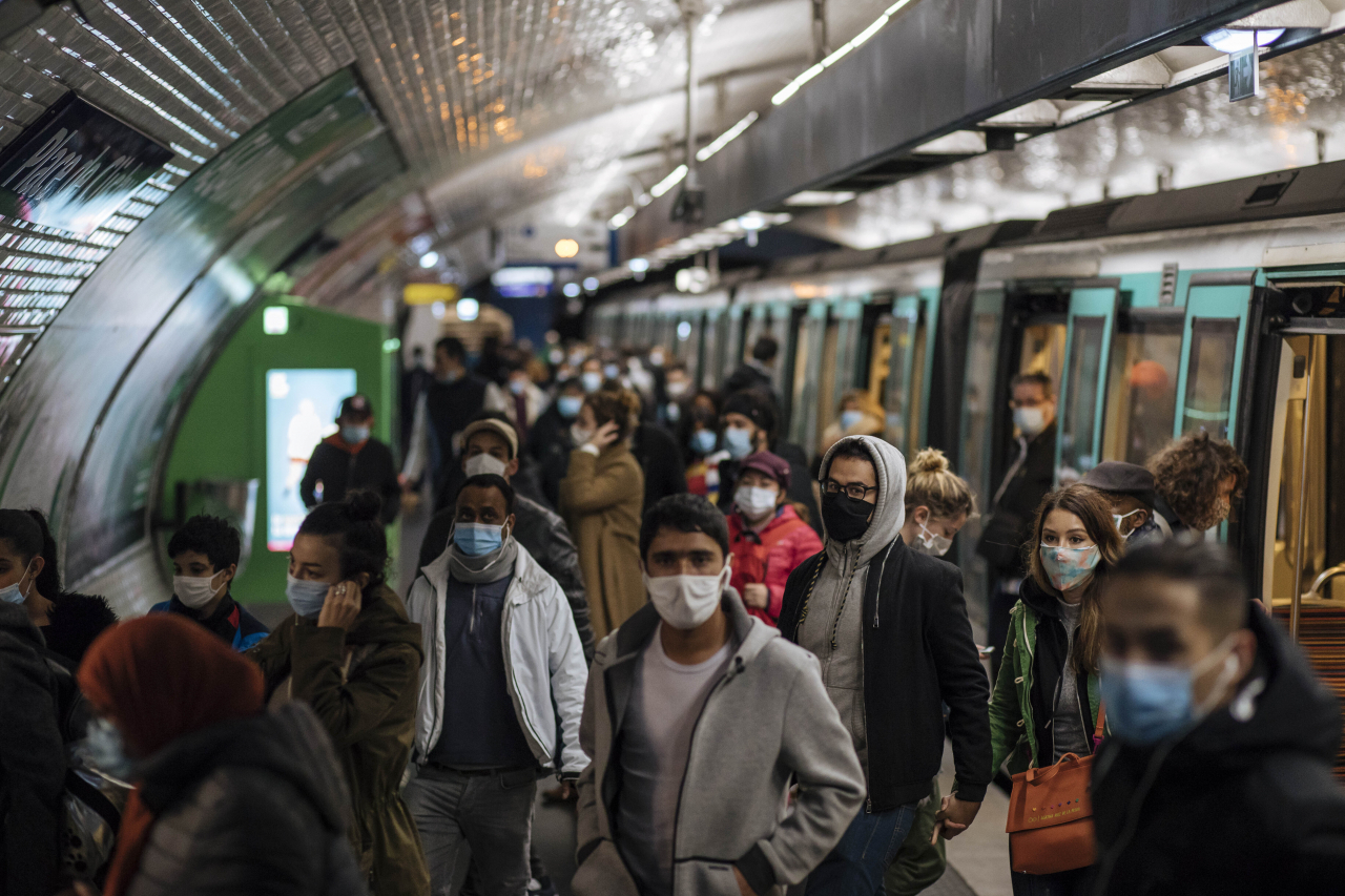 프랑스 파리교통공사(RATP)가 2일(현지시간)부터 무임승차와 같은 불법 행위에 대한 일본 npb 토토사이트를 최대 3배로 인상한다. 사진은 프랑스 수도 파리 시민이 지하철을 이용하고 있는 모습. [AP]
