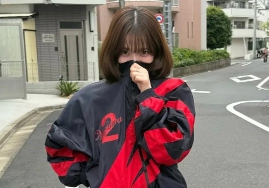 그룹 에스파 멤버 카리나는 최근 SNS에 빨간색 숫자 2가 쓰여진 점퍼를 입은 사진을 올렸다가, 정치색 논란에 휩싸이자 삭제했다. 이후 카리나와 소속사 SM엔터테인먼트는 정치적 목적이나 의도가 없었다며 사과했다. [카리나 SNS]