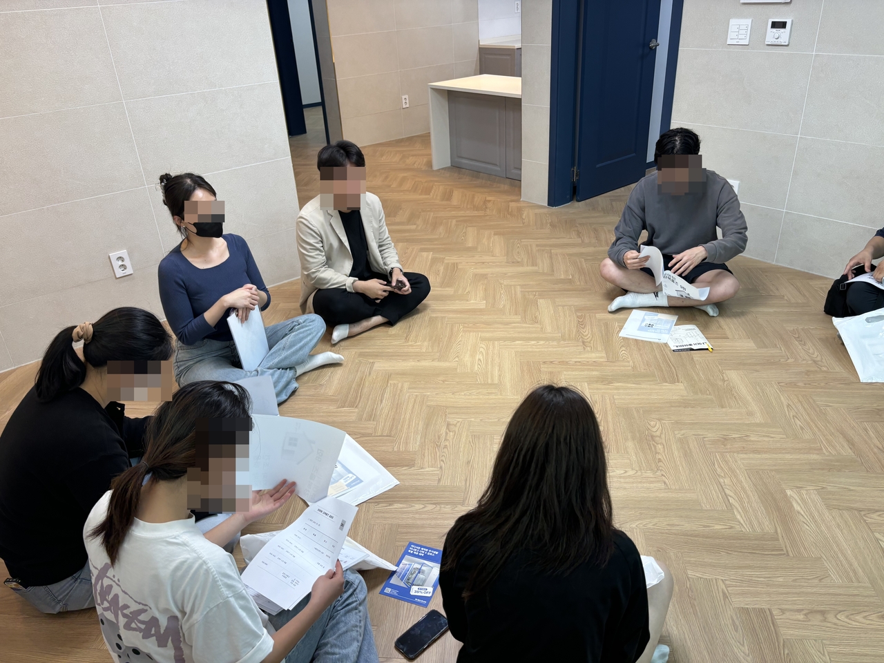 지난 28일 서울토토사이트 포에버센터 강북의 ‘보여줘 강북홈즈’에 참여한 토토사이트 포에버들이 한 빌라에서 집 볼 때 확인해야 할 점에 대해 듣고 있다. 김희량 기자