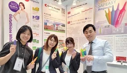 win 토토사이트 관계자가 일본 식품소재박람회에서 자사 부스를 방문한 일본 바이어들을 만나고 있다.