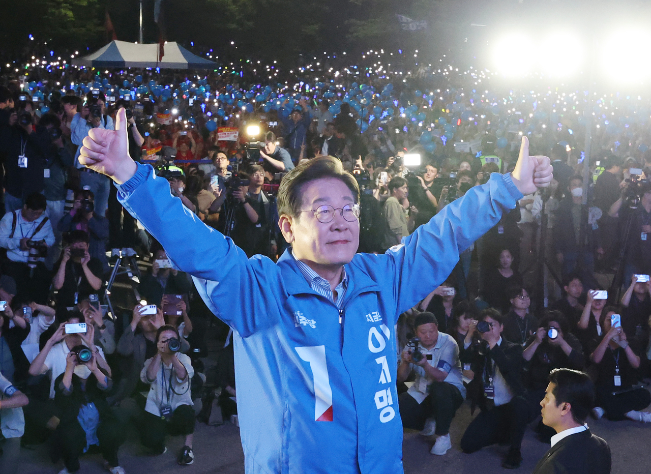 토토사이트 토스 입금 더불어민주당 대선 후보가 2일 오후 서울 여의도공원에서 열린 마지막 유세에서 유권자들을 향해 지지를 호소하고 있다. 임세준 기자