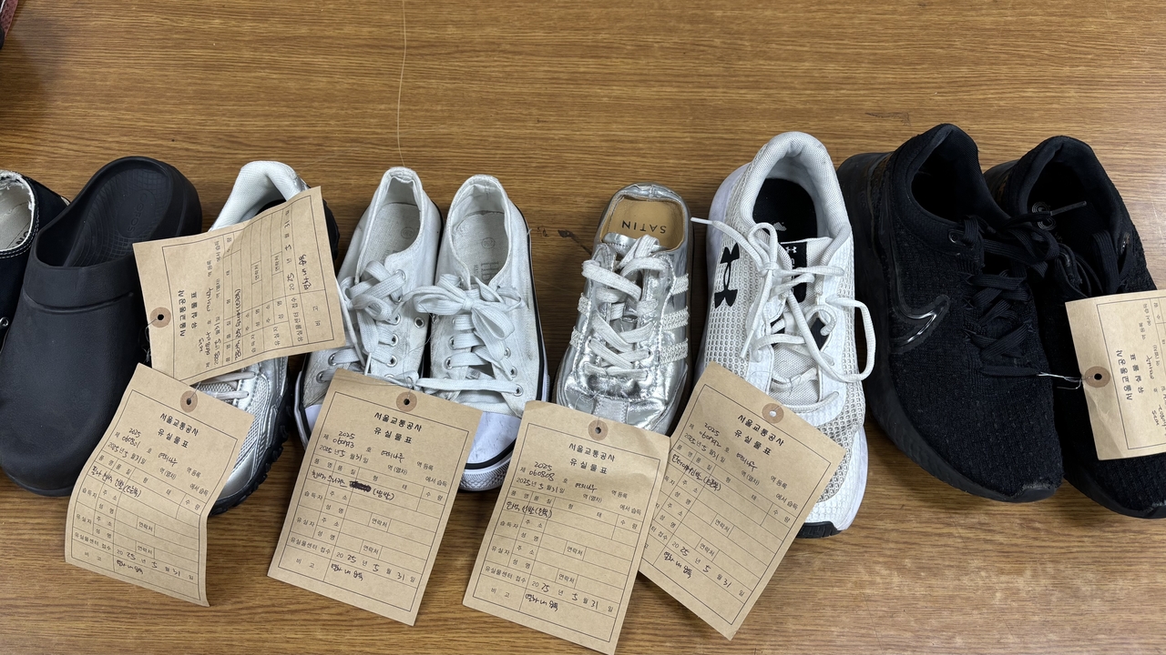 지하철 5호선 여의나루역 지하 2층 고객안전센터에 지난달 30일 방화사건 당시 유실물이 놓여 있는 모습.  문이림 기자.