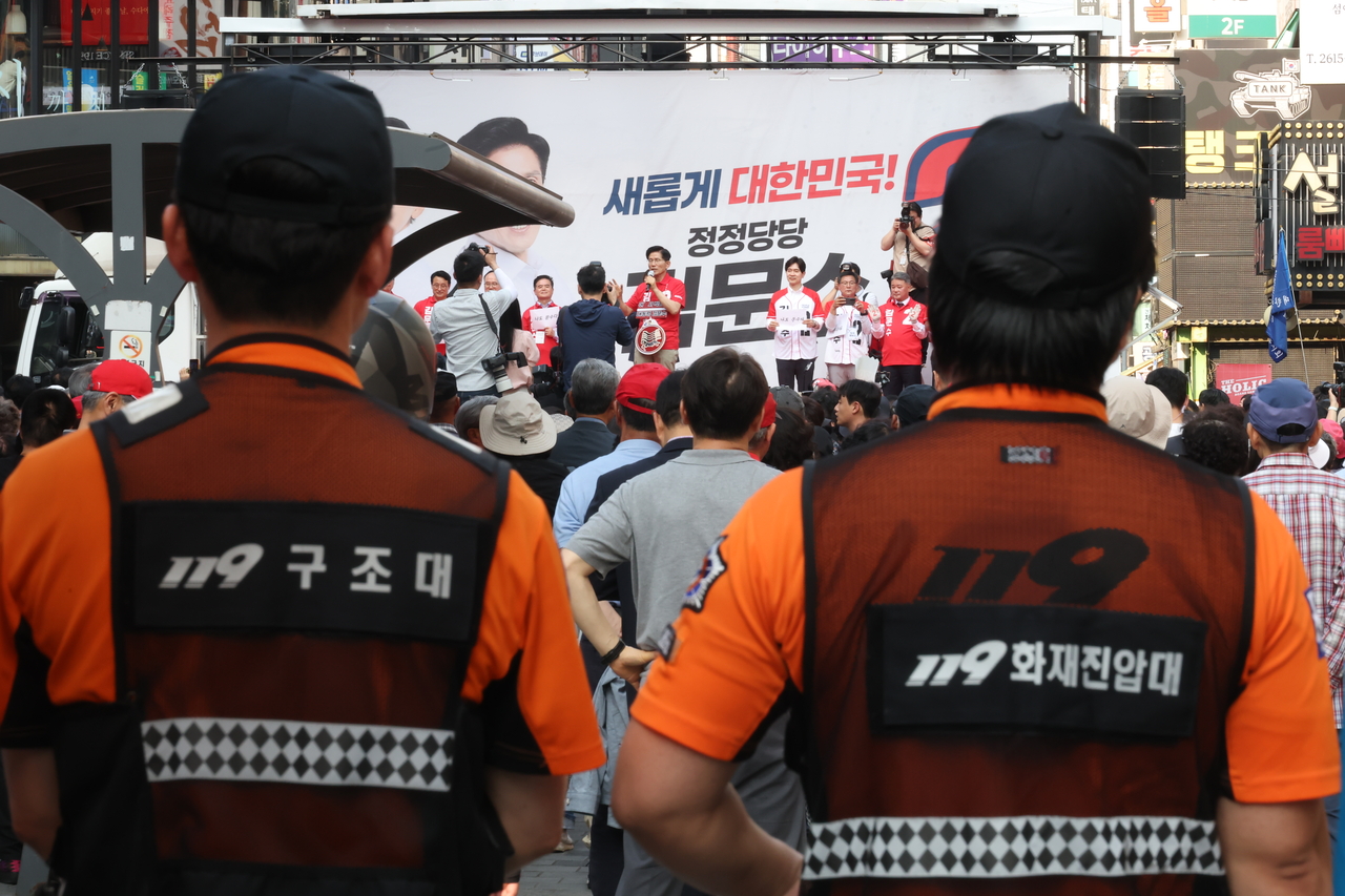 Firefighting personnel are deployed at People Power Party candidate Kim Moon-soo's rally in Gwangmyeong, Gyeonggi Province, May 22. (Yonhap)