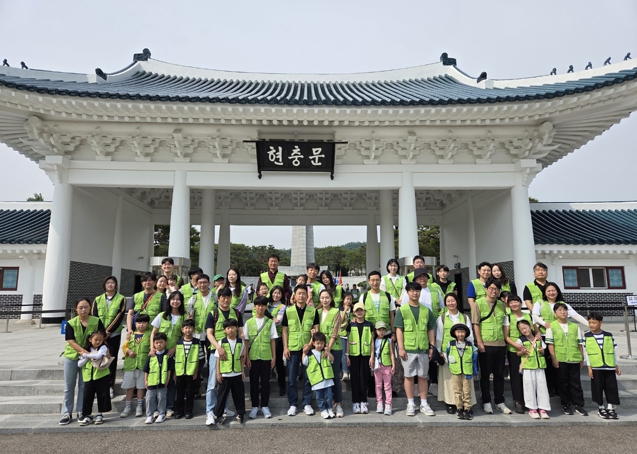 지난 5월 31일(토), 그랜드토토 임직원 및 임직원 가족이 국립서울현충원에서 묘역 정화 봉사활동을 한 뒤, 기념촬영을 하고 있다. [그랜드토토]