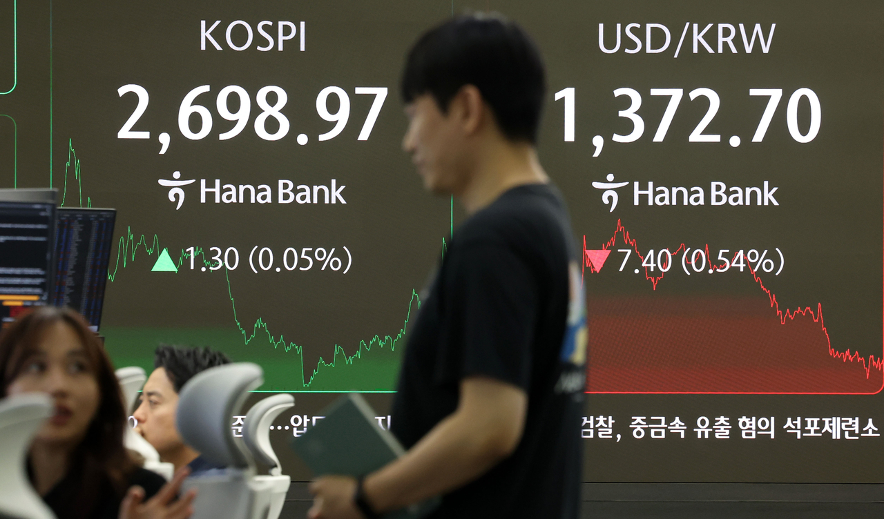 An electronic board at Hana Bank’s headquarters in central Seoul shows the Kospi closed up 0.05 percent at 2,698.97 on Monday, while the Korean won trades at around 1,372.7 won per US dollar shortly after market close. (Newsis)