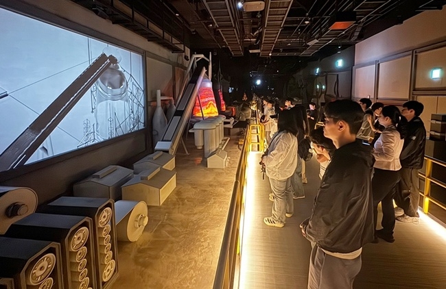 목포대 경영대학생들이 광양제철소 홍보관을 견학하고 있다.