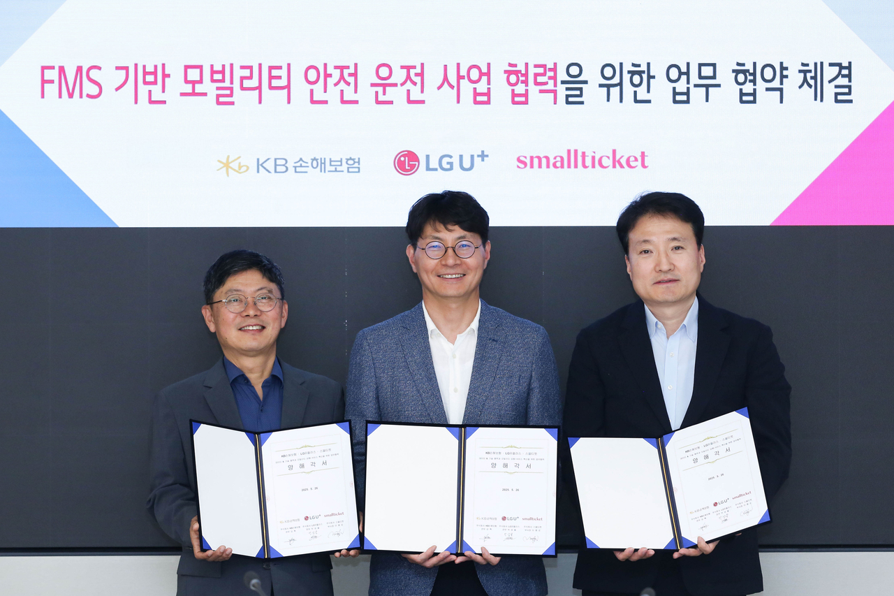이평로(왼쪽부터) 스몰티켓 부대표이사, 박성율 LG유플러스 기업사업혁신그룹장, 김혁 KB손해레프레 토토사이트 자동차레프레 토토사이트부문장 등이 LG유플러스 용산 사옥에서 열린 협약식에 기념 촬영을 하고 있다.